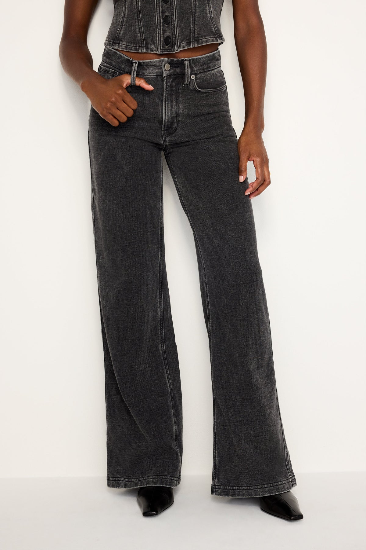 The Jeanius Good Skate Sweatpants in Black322