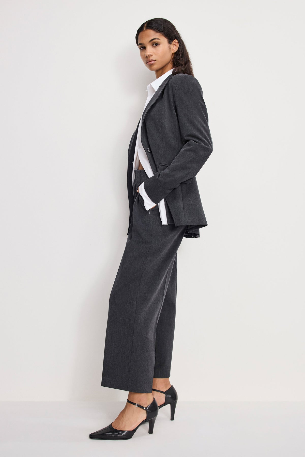 Essential Suiting Pleated Cropped Trousers in Dark Heather Gray