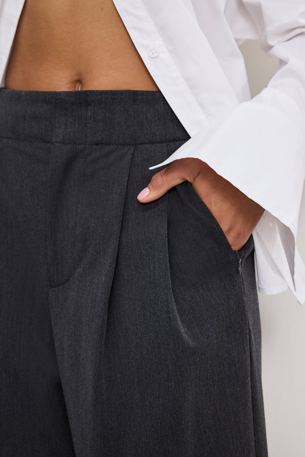 Essential Suiting Pleated Cropped Trousers in Dark Heather Gray