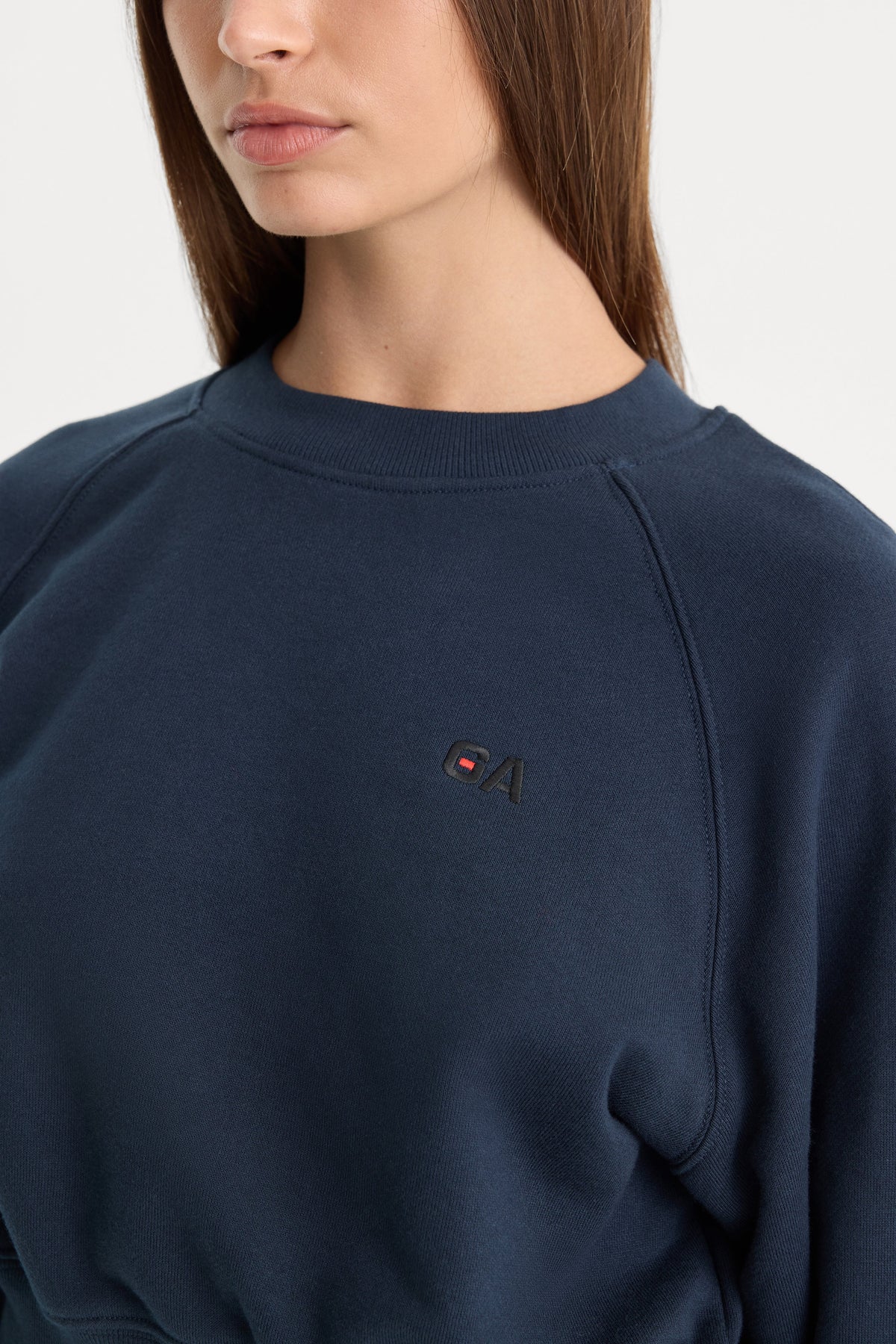 The French Terry Raglan Sweatshirt in New Navy002
