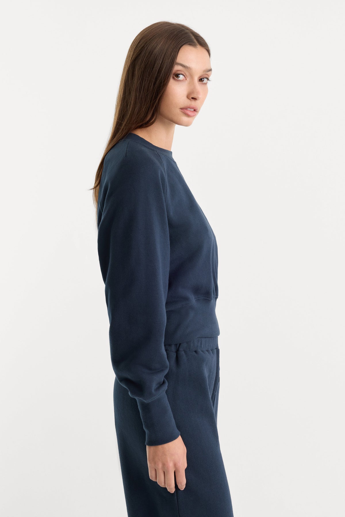 The French Terry Raglan Sweatshirt in New Navy002